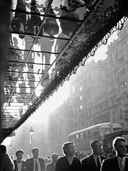 Fotografía <i>Marquesina de la Gran Vía (Madrid)</i>, de Català-Roca.