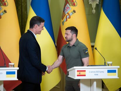 HANDOUT - 01 July 2023, Ukraine, Kiev: Spain's Prime Minister Pedro Sanchez (L) shakes hands with Ukrainian President Volodymyr Zelensky during a joint press conference following their meeting. Photo: -/Ukrainian Presidency/dpa - ATTENTION: editorial use only and only if the credit mentioned above is referenced in full
01/07/2023 ONLY FOR USE IN SPAIN