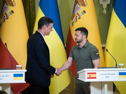 HANDOUT - 01 July 2023, Ukraine, Kiev: Spain's Prime Minister Pedro Sanchez (L) shakes hands with Ukrainian President Volodymyr Zelensky during a joint press conference following their meeting. Photo: -/Ukrainian Presidency/dpa - ATTENTION: editorial use only and only if the credit mentioned above is referenced in full
01/07/2023 ONLY FOR USE IN SPAIN