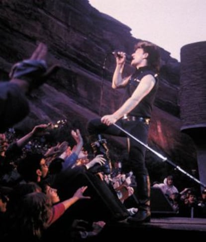 Bono, en la actuación en Red Rocks de 1983.