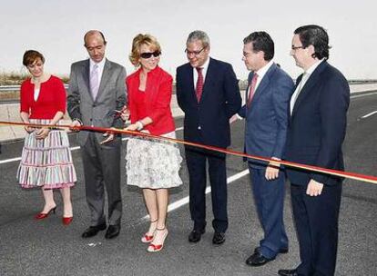 Esperanza Aguirre inaugura la variante oeste de Valdemoro, de 5,4 kilómetros y que ha supuesto una inversión de 32 millones.