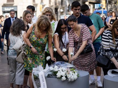 Ofrenda floral durante el homenaje a las victimas del atentado de La Rambla de Barcelona del 17 de agosto de 2017, este jueves.