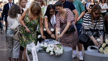 Familiares de las víctimas del atentado de las Ramblas depositan flores en el homenaje celebrado el jueves.