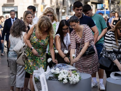 Ofrenda floral durante el homenaje a las victimas del atentado de La Rambla de Barcelona del 17 de agosto de 2017, este jueves.