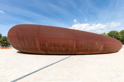 Reclamo escultural de la estación de metro de Monte Sant’Angelo ideado por Anish Kapoor.