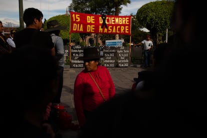 En la plaza mayor de Ayacucho manifestantes se congregan con carteles con el nombre de Christopher  y el de otros manifestantes asesinados el 15 de diciembre.
