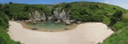 Playa de Gulpiyuri, en Asturias.