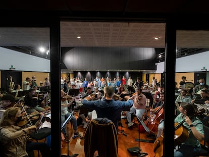 Ensayo general del musical 'Casamundo: Entre el mar y la folía' de Barrios Orquestados', en el Teatro Pérez Galdós, en Las Palmas de Gran Canaria.