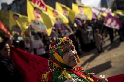 Una mujer kurda sostiene una pancarta roja en una protesta para exigir la libertad del líder del Partido de los Trabajadores del Kurdistán (PKK), Abdullah Ocalan, en Bruselas, el 9 de octubre de 2018.