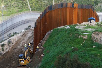 Un grupo de obreros trabaja en la construcción de una nueva sección del muro fronterizo que separa México y EE UU, en Tijuana.