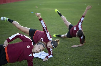 Las jugadoras del club Escuelas de Fútbol Logroño, en plena sesión.