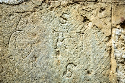 Marcas de canteros en uno de los sillares en el interior del monasterio.