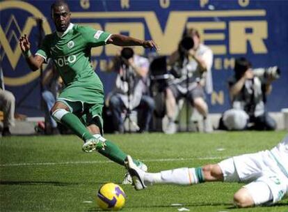 Un defensor del Werder Bremen trata de cortar el pase de Grafite.