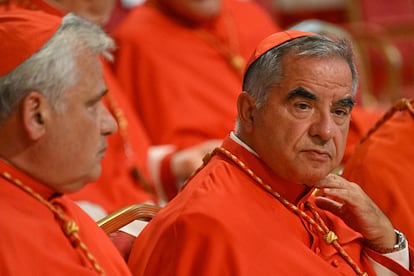 El cardenal Angelo Becciu, en la Basílica de San Pedro, en una imagen de archivo de agosto de 2022.