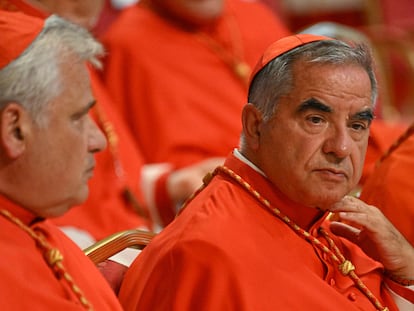 El cardenal Angelo Becciu, en la Basílica de San Pedro, en una imagen de archivo de agosto de 2022.