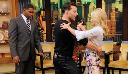 Ricky Martin bailando con una veterana presentadora de la televisión vespertina estadounidense en 2012 y enseñándole a un hombre trajeado de qué va la sexualidad en la pista de baile
