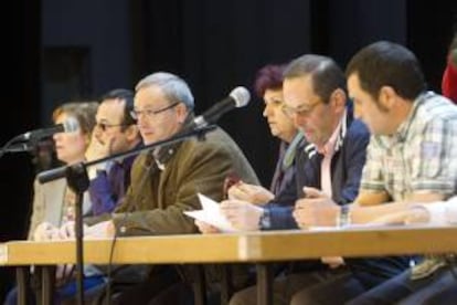 El responsable de la Federación de Alimentación de CCOO, Francisco Vilar (3i), durante su intervención en la asamblea informativa de trabajadores de Pescanova celebrada hoy en Vigo ante la solicitud esta semana del concurso de acreedores, antigua suspensión de pagos.