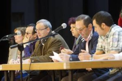 El responsable de la Federación de Alimentación de CCOO, Francisco Vilar (3i), durante su intervención en la  asamblea informativa de trabajadores de Pescanova celebrada hoy en Vigo ante la solicitud esta semana del concurso de acreedores, antigua suspensión de pagos.