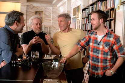 Villeneuve, Scott, Ford y Gosling, en el rodaje de 'Blade Runner 2049'.