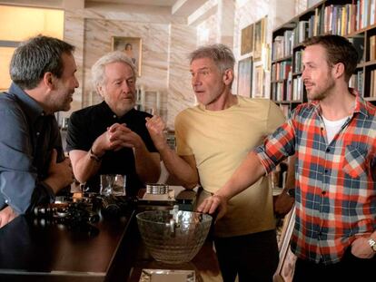 Villeneuve, Scott, Ford y Gosling, en el rodaje de 'Blade Runner 2049'.
