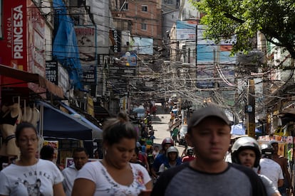 Pessoas circulam pela favela da Rocinha, no Rio de Janeiro, no dia 16 de março.