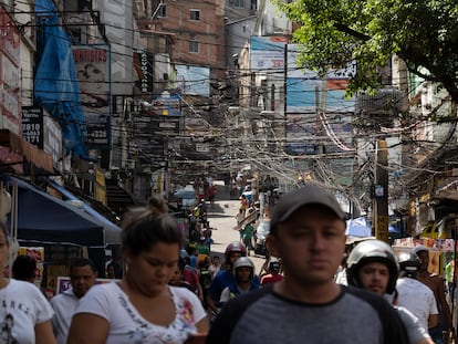 Pessoas circulam pela favela da Rocinha, no Rio de Janeiro, no dia 16 de março.