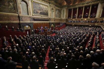 El presidente francés François Hollande y los parlamentarios de las dos cámaras legislativas del país cantan "La Marsellesa" tras el discurso en el Congreso extraordinario en Versalles, Francia hoy 16 de noviembre de 2015 tras los atentados que el pasado viernes causaron al menos 129 muertes en París y Saint-Denis. EFE/Philippe Wojazer **PROHIBIDO SU USO A MAXPPP/POOL**