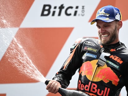 El sudafricano Brad Binder celebra la victoria del GP de Austria en el podio.