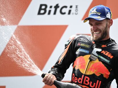 El sudafricano Brad Binder celebra la victoria del GP de Austria en el podio.