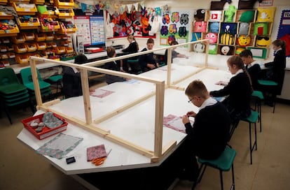 Regreso a las aulas en septiembre de 2020 de alumnos de un colegio de Watton-at-Stone, Hertfordshire, Inglaterra.