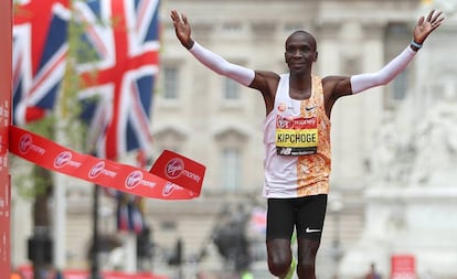 Kipchoge, cruzando la línea de meta del Maratón de Londres.