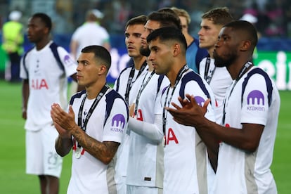 Los jugadores del Tottenham Hotspur tras perder la final.