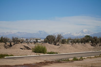 Nuevos desarrollos urbanísticos en la periferia de Mendoza, con la cordillera de los Andes de fondo.