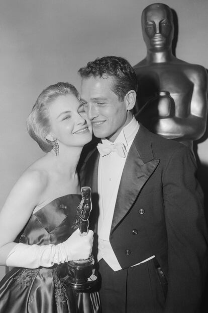 ¿Quiénes son? Joanne Woodward y Paul Newman. ¿Cuándo brillaron en la alfombra? Cada vez que la pisaron, pero la pareja epítome de la belleza y la elegancia de Hollywood celebra aquí el Oscar a la mejor actriz ganado por ella gracias a Las tres caras de Eva. ¿Cuánto duró su romance? Novios desde que protagonizaron El largo y cálido verano en 1958, Woodward y Newman celebraron sus bodas de oro unas semanas antes de que el actor con los ojos azules más inolvidables de la gran pantalla falleciera a los 83 años.