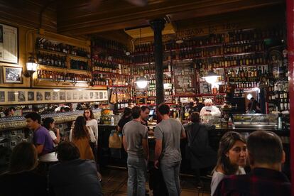 Interior de la Bodega Ardosa, en la calle Colón, barrio de Malasaña