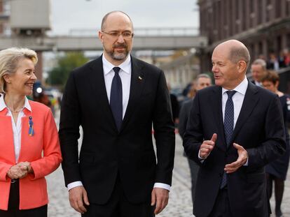 El canciller alemán, Olaf Scholz, habla con la presidenta de la Comisión Europea, Ursula von der Leyen, y con el primer ministro ucranio, Denys Shmyhal.