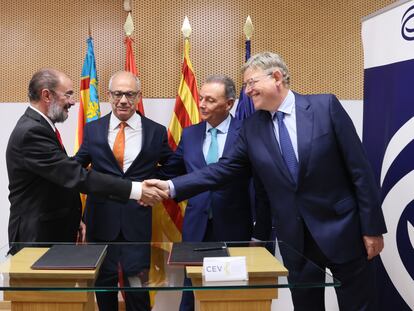 Javier Lambán (izquierda) y Ximo Puig, presidente de la Generalitat Valenciana, se dan la mano en presencia de Miguel Marzo (izquierda), presidente de CEOE Aragón y Salvador Navarro, presidente de CEV.