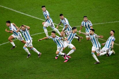 Los jugadores de la selección argentina celebran la victoria contra Francia en la final del Mundial.