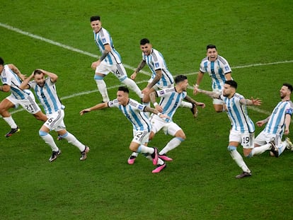 Los jugadores de la selección argentina celebran la victoria contra Francia en la final del Mundial.