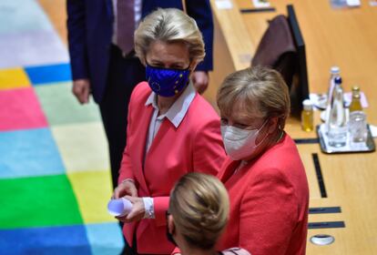 La canciller Angela Merkel, entre la presidenta de la Comisión, Ursula von der Leyen, y la primera ministra danesa, Mette Frederiksen, en la cumbre del 2 de octubre en Bruselas.