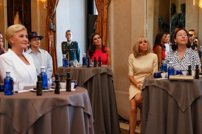 La reina Letizia ha invitado a los acompañantes de los líderes de la cumbre de la OTAN (entre ellos la primera dama francesa, Brigitte Macron, y la mujer del secretario general de la OTAN, Ingrid Schulerud) a un desayuno saludable en el Teatro Real de Madrid, donde han realizado una cata de aceite de oliva.