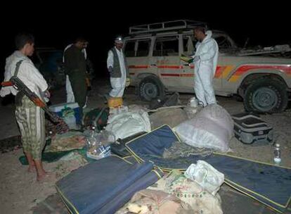 Soldados y expertos forenses yemeníes inspeccionan el lugar en el que se produjo el atentado.
