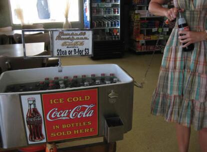 Refrigerio en el Roy's Motel Café, Ruta 66 en Amboy, California