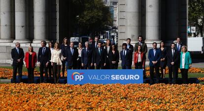 Foto de familia durante la presentación de las listas del PP en Madrid, en un acto que ha tenido lugar este jueves junto a la Puerta de Alcalá.