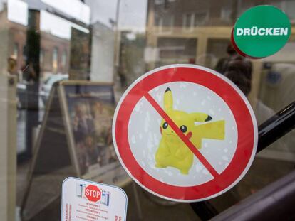 Aviso de prohibici&oacute;n de usar Pokemon Go en una sucursal del Volksbank Neuss. El banco dice haberlo hecho para proteger informaci&oacute;n y por discreci&oacute;n. 