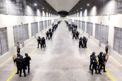 Agentes de las fuerzas de seguridad durante una demonstración en las instalaciones del centro.