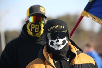 Miembros del grupo de extrema derecha Proud Boys esperan la llegada de Donald Trump, este sábado en New Hampshire.