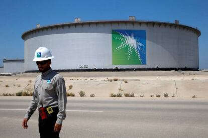 Trabajador de Aramco en una de sus instalaciones en Arabia Saudí.