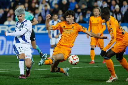 Juan Cruz remata ante los defensas del Real Madrid.