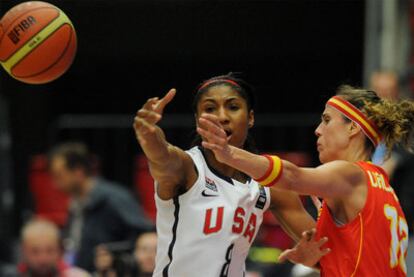 Amaya Valdemoro presiona a McCoughtry.